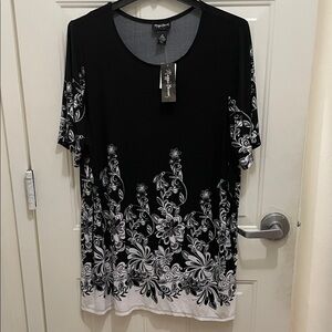 Maggie Barnes 3X Black and White Floral Top